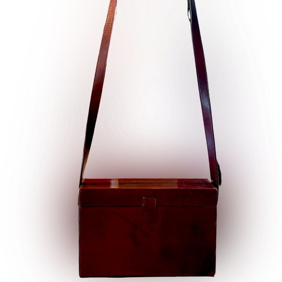 St. Agni 100% leather rectangle handbag, worn once. Magnet closure on front. - Picture 2 of 3